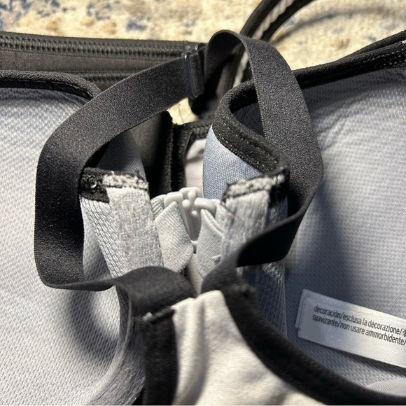 Victoria Sport Gray & White Wired Front Close Sports Bra Size 32C - Picture 4 of 7